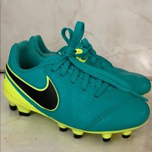 Kids soccer shoe